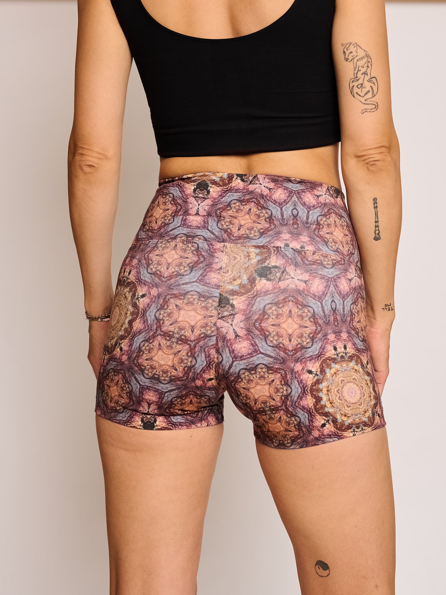 Yoga Hotpants Talking Stone